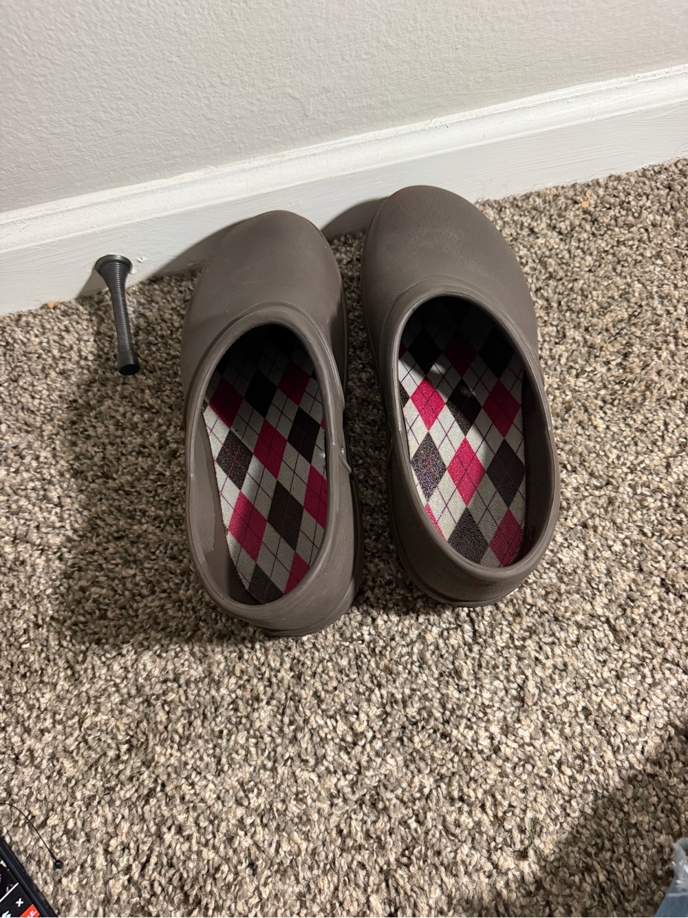CROCS Women Taupe Slip-On Clogs with Argyle Insole (Gray/Pink Accents)
